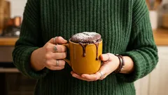 Tortino al cioccolato in tazza pronto in 3 minuti: un dessert veloce