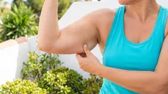 Come tonificare le braccia flaccide a casa senza manubri: un semplice programma di 10 minuti