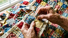 Il patchwork è tornato: ecco cosa realizzano abili artigiani con gli scarti di tessuto per la casa