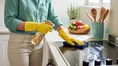 Come eliminare il grasso in cucina: i migliori consigli di un addetto alle pulizie professionista