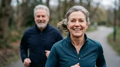 Anche un esercizio leggero dopo i 50 anni dà risultati inaspettati: i consigli degli esperti