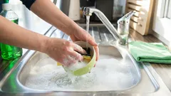 Come lavare correttamente i piatti: gli errori da evitare