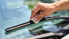 Non affrettarti a buttare via le vecchie spazzole dei tergicristalli: un trucchetto economico che funziona