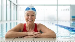 30 minuti in piscina — e una differenza enorme: i benefici del nuoto dopo i 50 anni