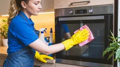 Questo prodotto si trova in ogni cucina: un semplice trucchetto per pulire il vetro interno del forno